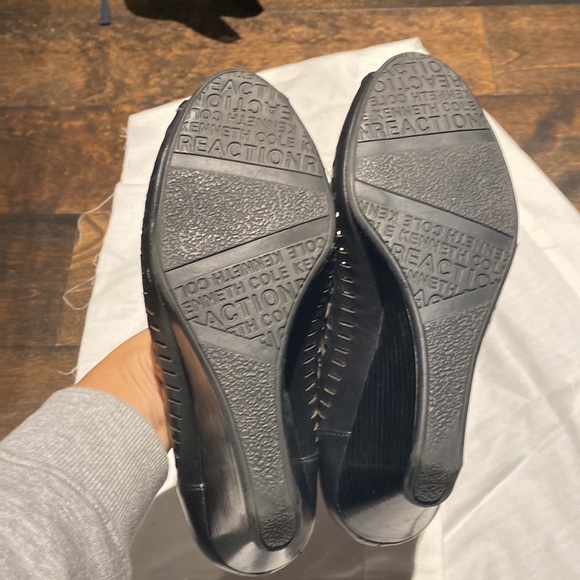 Kenneth Cole Reaction perforated black peel toe wedge - Picture 4 of 5